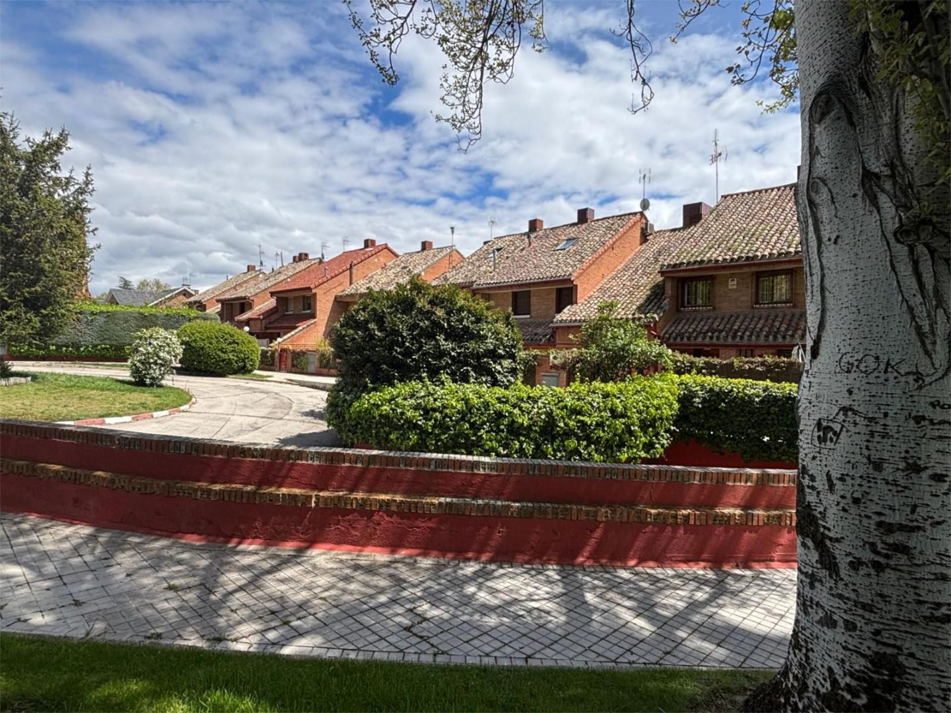Vista exterior de Casa o chalet en venta en  Madrid Capital con Calefacción, Jardín privado y Parquet