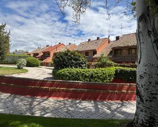 Exterior view of House or chalet for sale in  Madrid Capital  with Terrace, Swimming Pool and Balcony