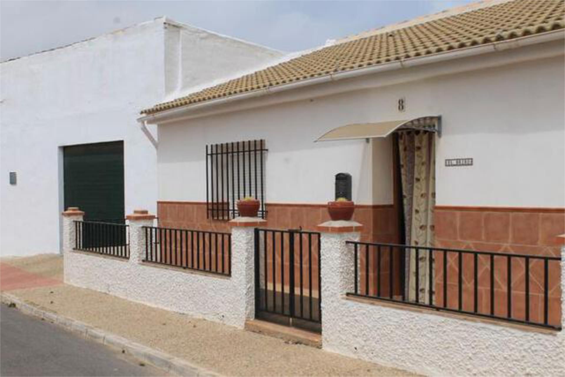 Vista exterior de Casa adosada en venda en Antequera amb Calefacció, Jardí privat i Traster