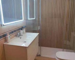 Bany de Apartament de lloguer en Roquetas de Mar amb Calefacció, Jardí privat i Terrassa