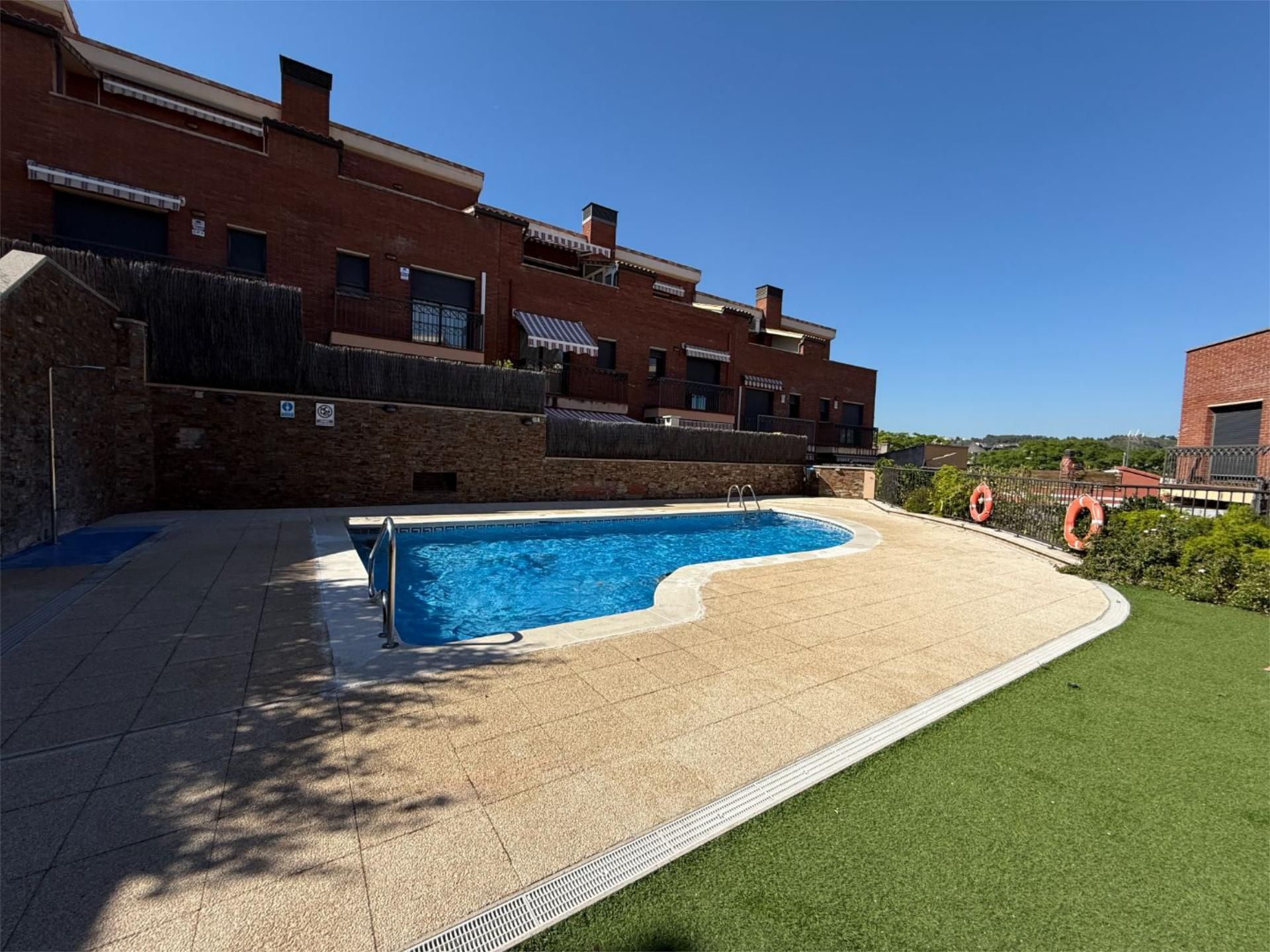 Piscina de Casa adosada en venda en Sant Andreu de la Barca amb Aire condicionat, Calefacció i Parquet