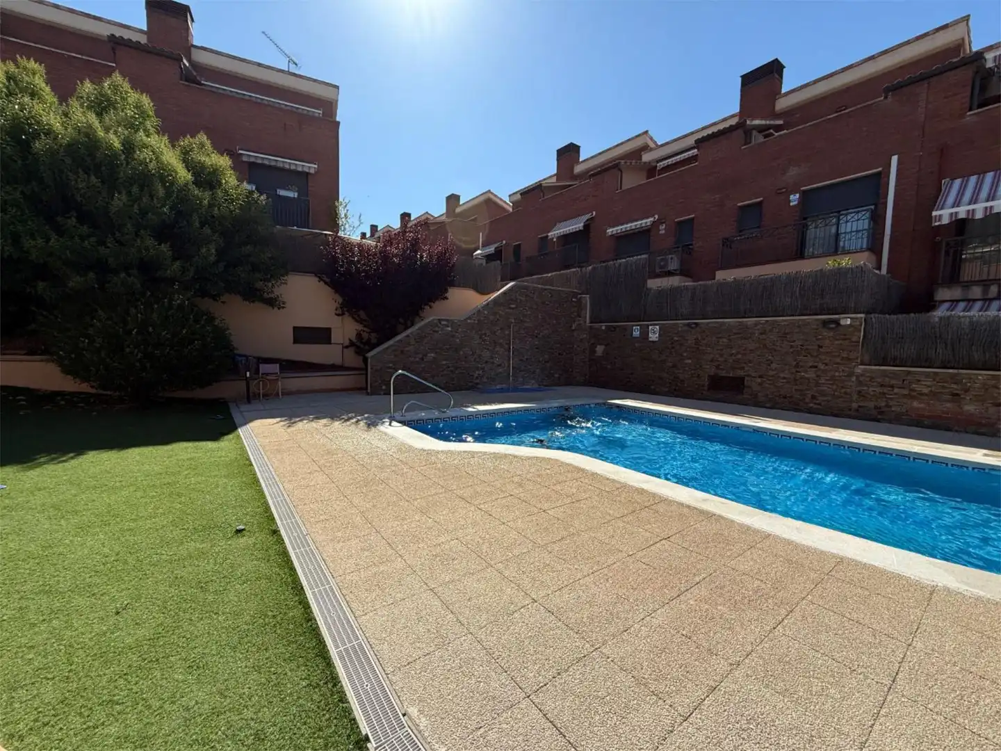 Einfamilien-Reihenhaus zum Verkauf in Sant Andreu de la Barca Schwimmbecken von Einfamilien-Reihenhaus zum Verkauf in Sant Andreu de la Barca mit Klimaanlage, Heizung und Parkett