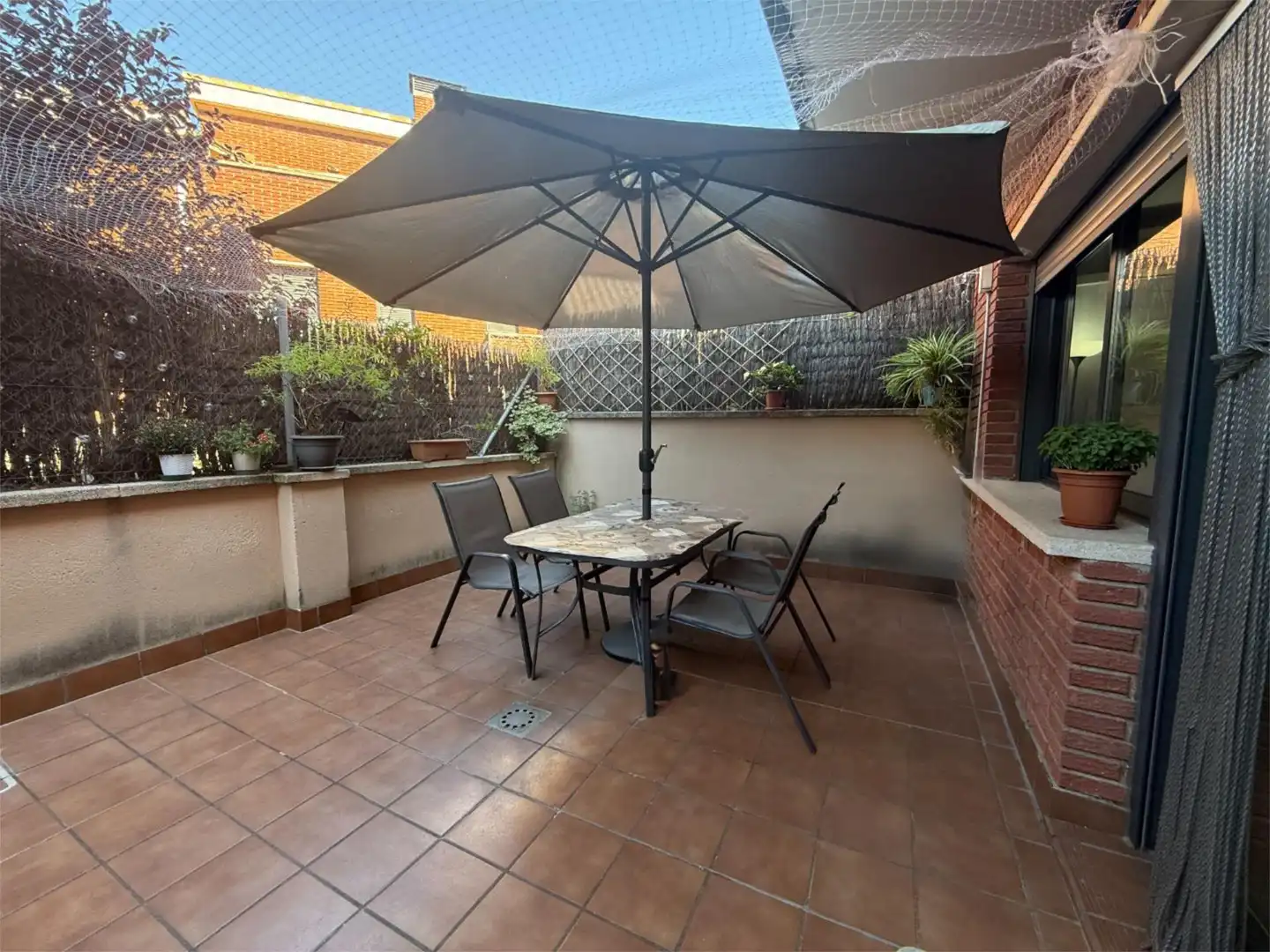Einfamilien-Reihenhaus zum Verkauf in Sant Andreu de la Barca Terrasse von Einfamilien-Reihenhaus zum Verkauf in Sant Andreu de la Barca mit Klimaanlage, Heizung und Parkett