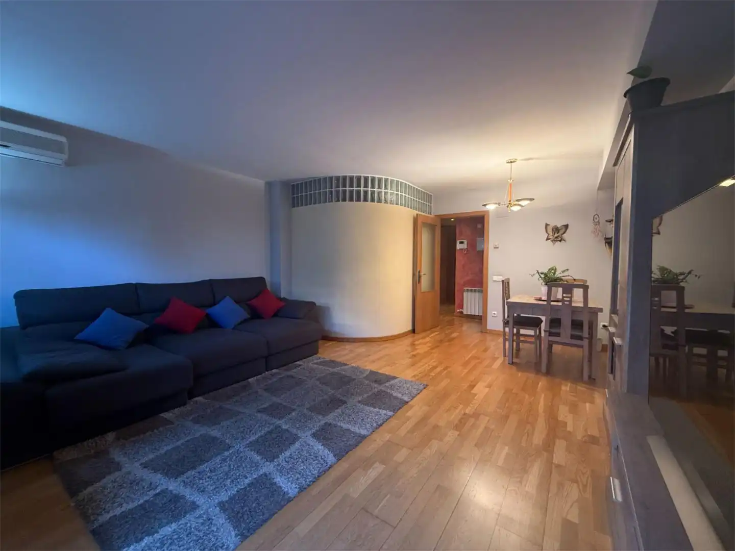 Einfamilien-Reihenhaus zum Verkauf in Sant Andreu de la Barca Wohnzimmer von Einfamilien-Reihenhaus zum Verkauf in Sant Andreu de la Barca mit Klimaanlage, Heizung und Parkett