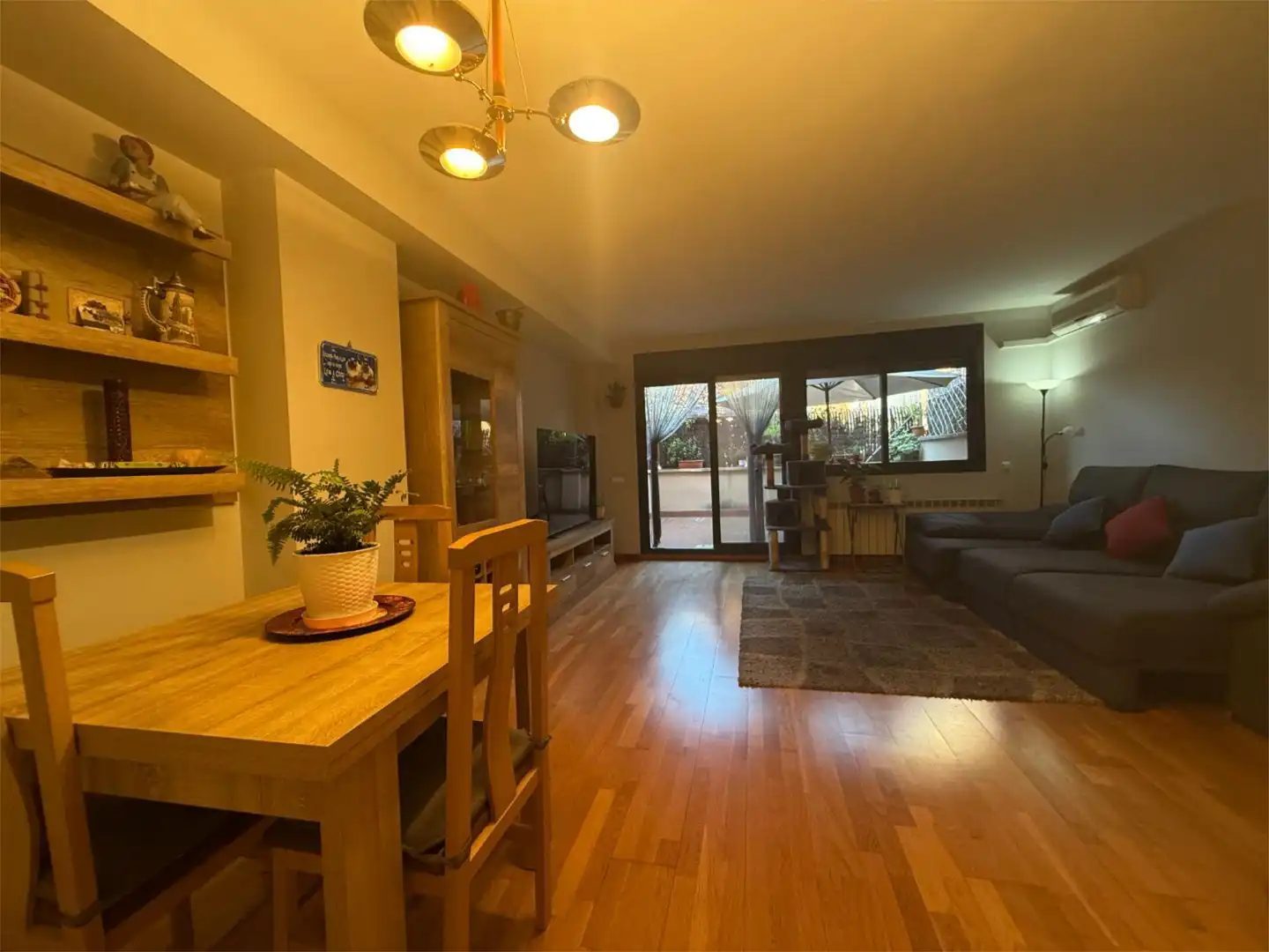 Einfamilien-Reihenhaus zum Verkauf in Sant Andreu de la Barca Wohnzimmer von Einfamilien-Reihenhaus zum Verkauf in Sant Andreu de la Barca mit Klimaanlage, Heizung und Parkett