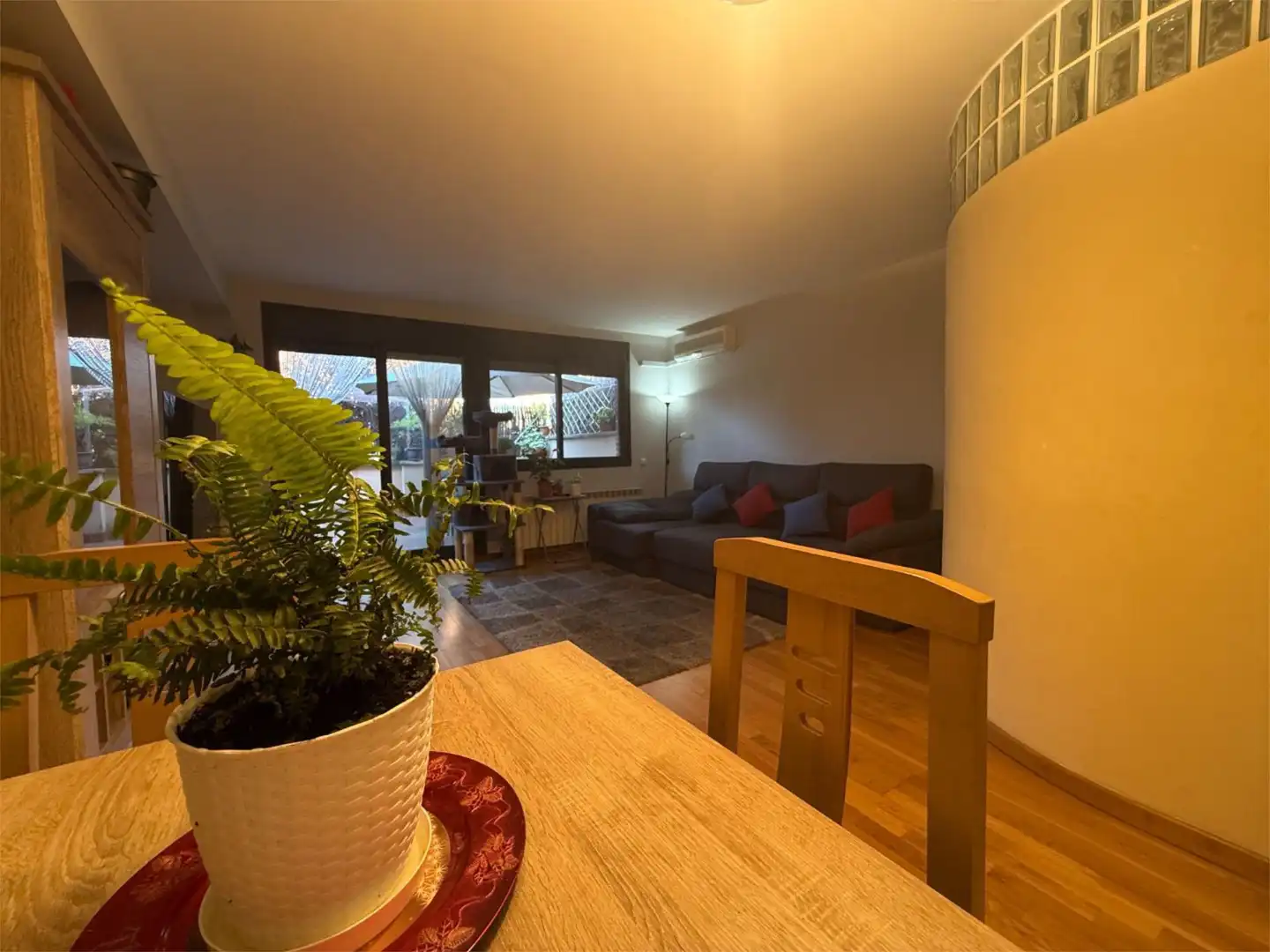 Einfamilien-Reihenhaus zum Verkauf in Sant Andreu de la Barca Wohnzimmer von Einfamilien-Reihenhaus zum Verkauf in Sant Andreu de la Barca mit Klimaanlage, Heizung und Parkett