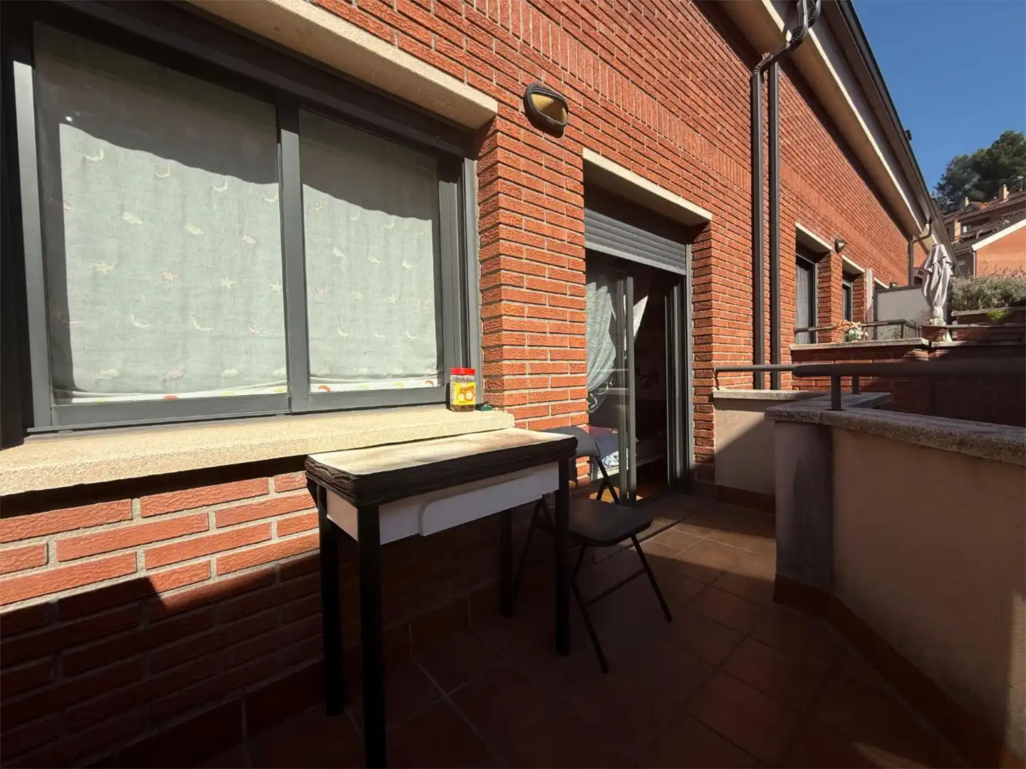 Einfamilien-Reihenhaus zum Verkauf in Sant Andreu de la Barca Terrasse von Einfamilien-Reihenhaus zum Verkauf in Sant Andreu de la Barca mit Klimaanlage, Heizung und Parkett