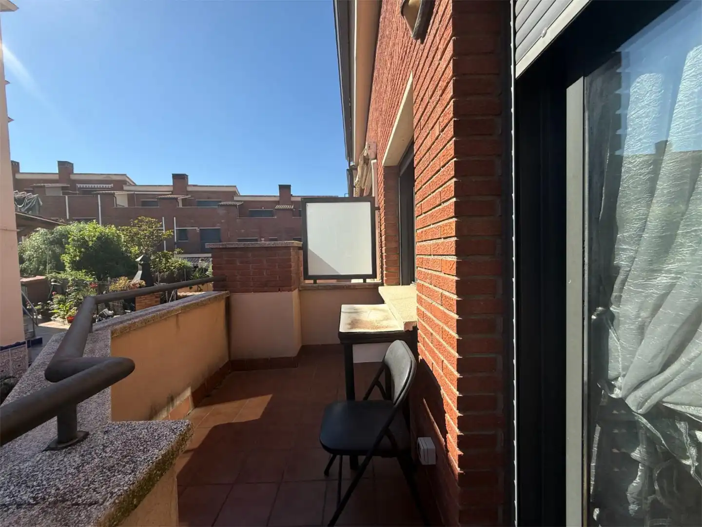 Einfamilien-Reihenhaus zum Verkauf in Sant Andreu de la Barca Terrasse von Einfamilien-Reihenhaus zum Verkauf in Sant Andreu de la Barca mit Klimaanlage, Heizung und Parkett