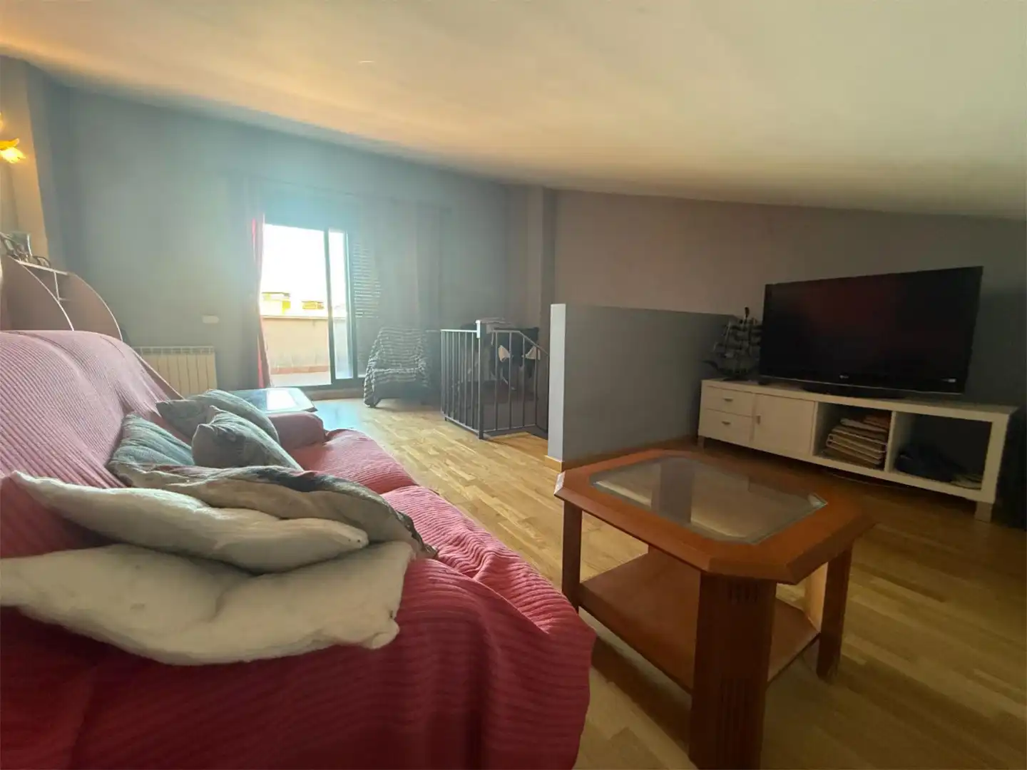 Einfamilien-Reihenhaus zum Verkauf in Sant Andreu de la Barca Wohnzimmer von Einfamilien-Reihenhaus zum Verkauf in Sant Andreu de la Barca mit Klimaanlage, Heizung und Parkett
