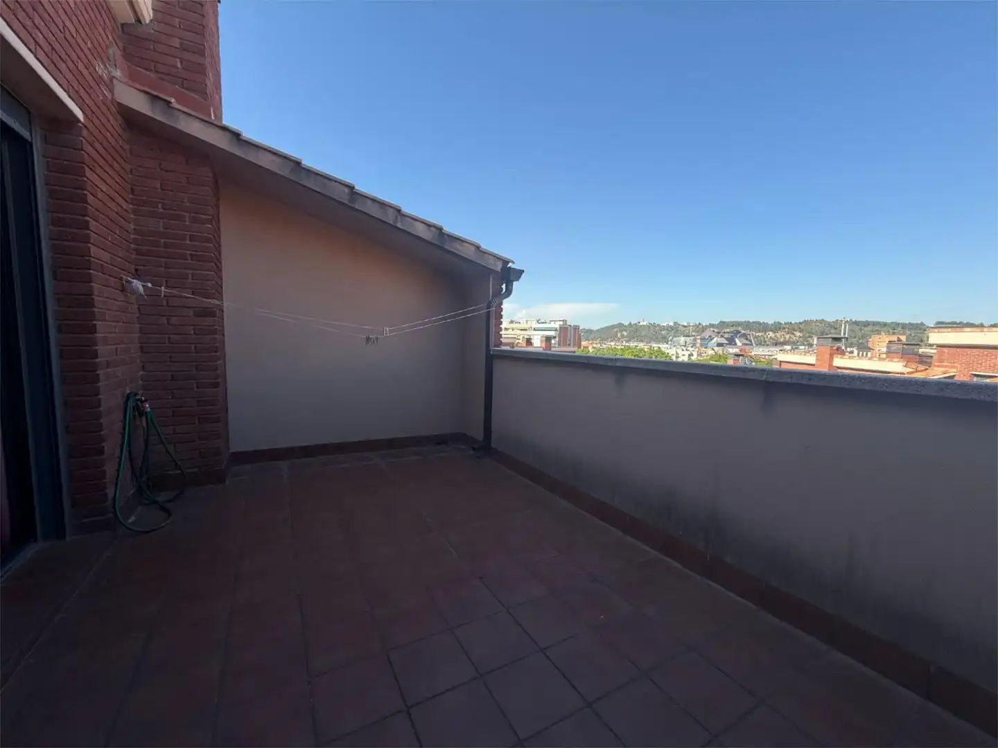 Einfamilien-Reihenhaus zum Verkauf in Sant Andreu de la Barca Terrasse von Einfamilien-Reihenhaus zum Verkauf in Sant Andreu de la Barca mit Klimaanlage, Heizung und Parkett