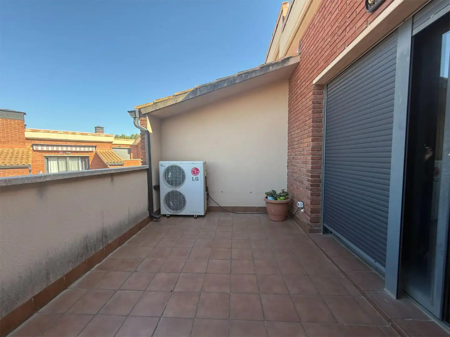 Einfamilien-Reihenhaus zum Verkauf in Sant Andreu de la Barca Terrasse von Einfamilien-Reihenhaus zum Verkauf in Sant Andreu de la Barca mit Klimaanlage, Heizung und Parkett