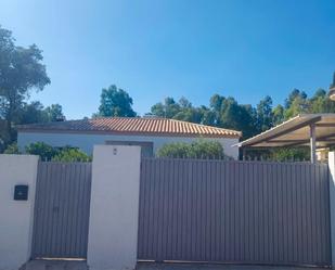 Vista exterior de Casa o xalet en venda en Alcalá de Guadaira amb Aire condicionat, Calefacció i Jardí privat