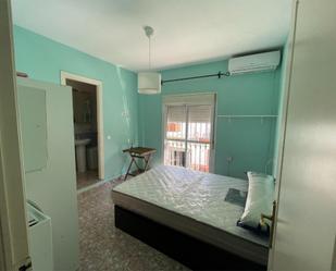 Dormitori de Apartament de lloguer en  Sevilla Capital amb Aire condicionat, Calefacció i Moblat