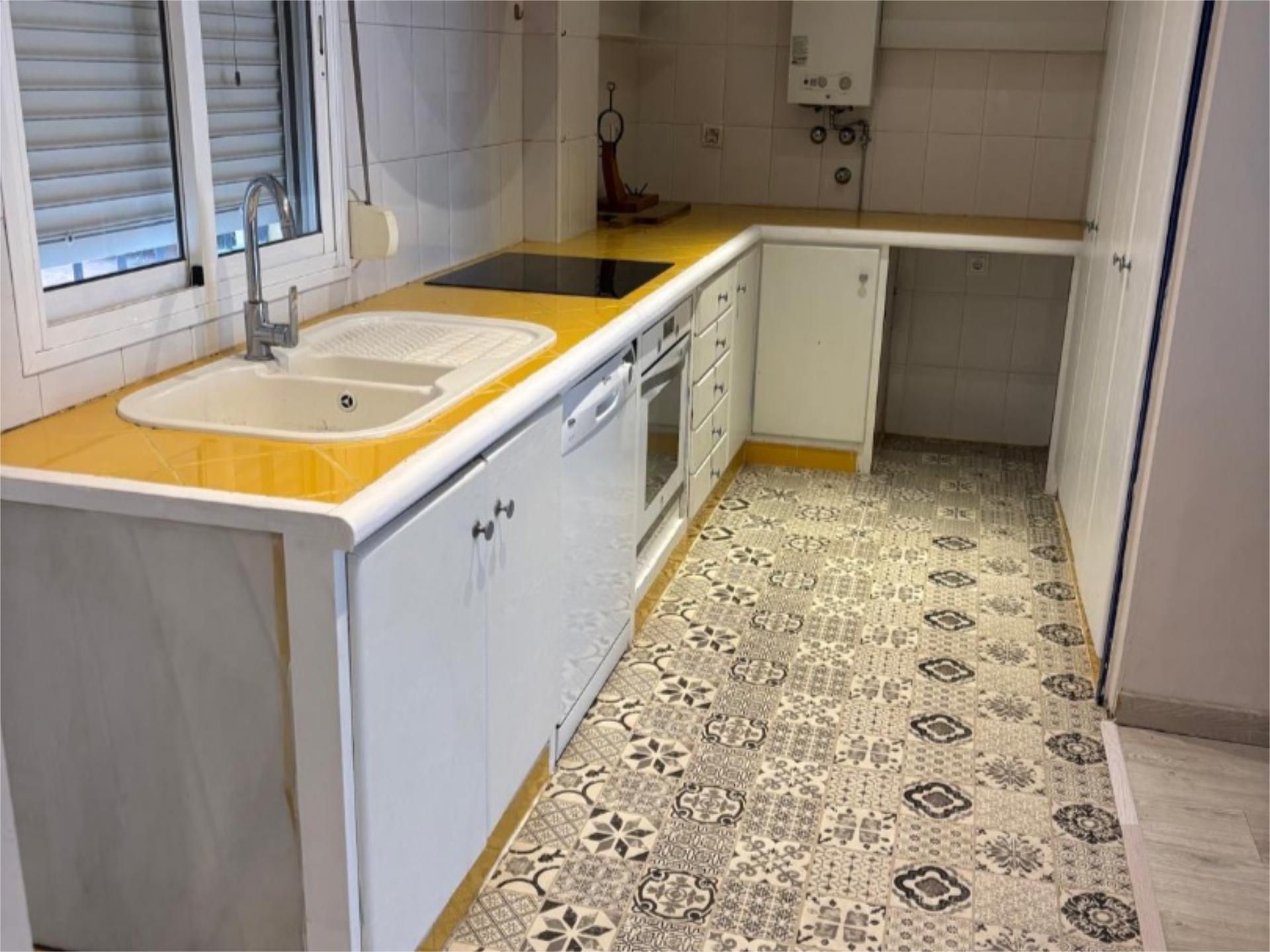 Kitchen of Flat for sale in Alcalá de Guadaira  with Private garden, Storage room and Balcony
