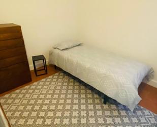 Bedroom of Flat to share in Girona Capital  with Heating, Parquet flooring and Furnished