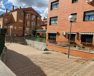 Vista exterior de Pis en venda en Mejorada del Campo amb Aire condicionat, Calefacció i Piscina