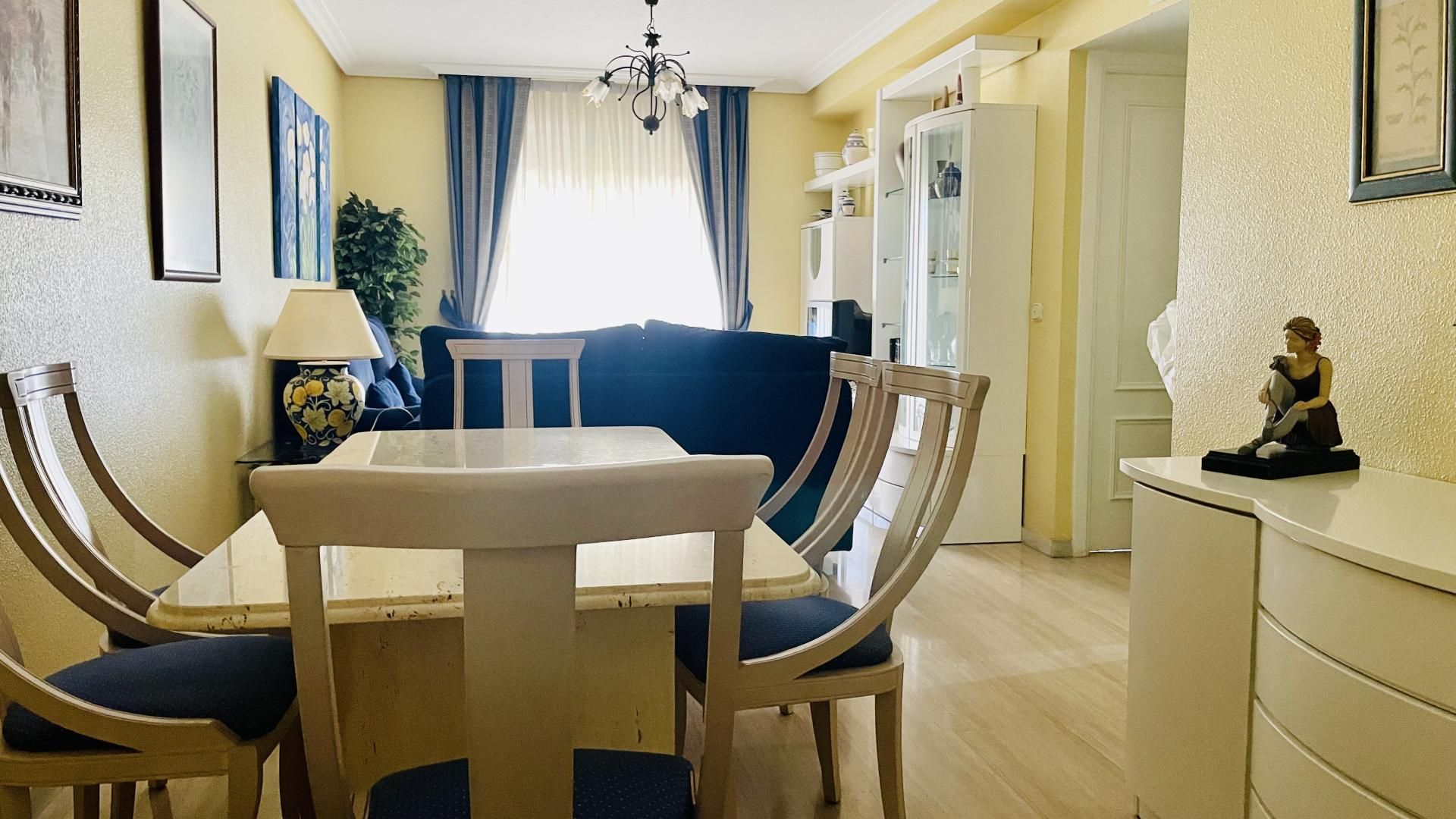 Menjador de Apartament de lloguer en Roquetas de Mar amb Terrassa