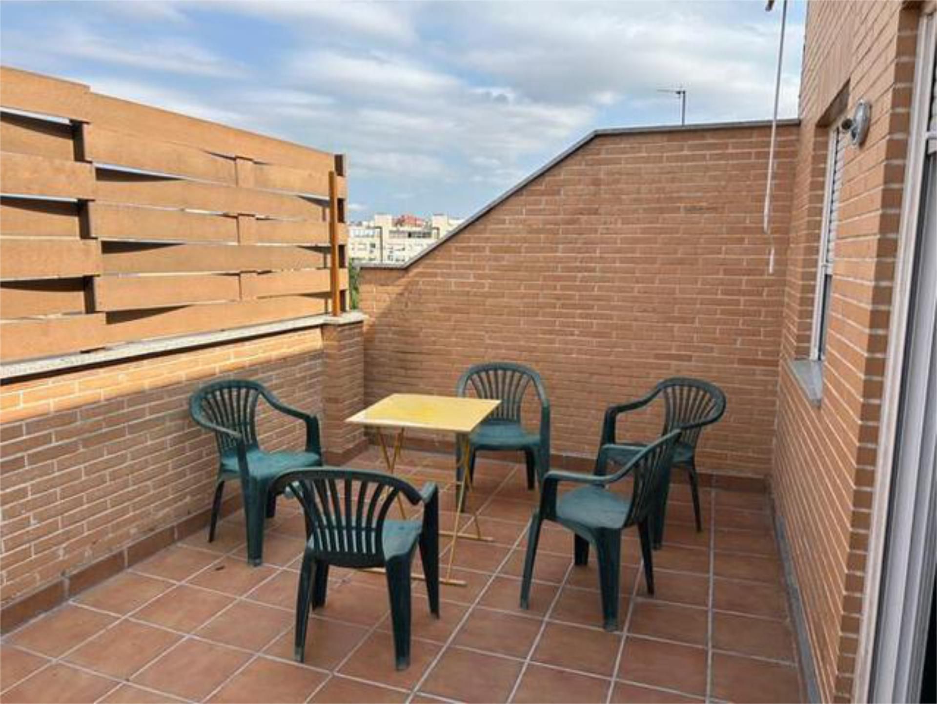 Study to rent in Los Rosales