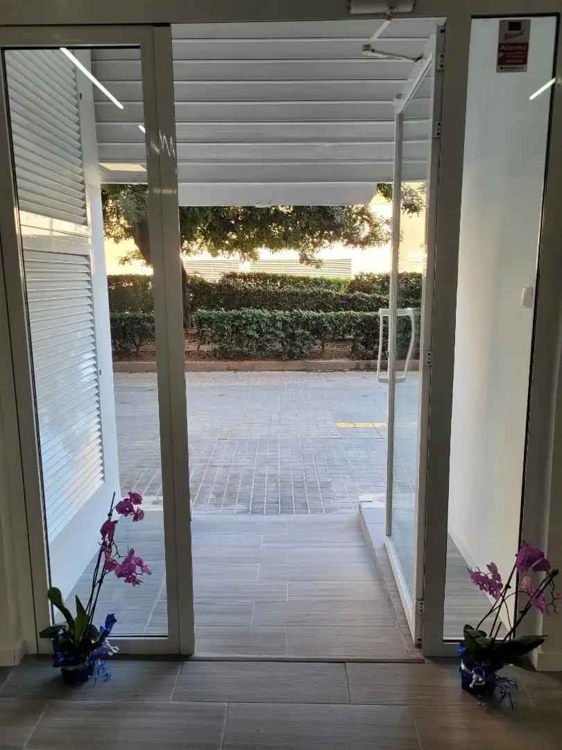 Commercial properties for rent in Avinguda del Primer de Maig, 36, L'Hort de Senabre Commercial properties for rent in Valencia with Air Conditioner and Furnished