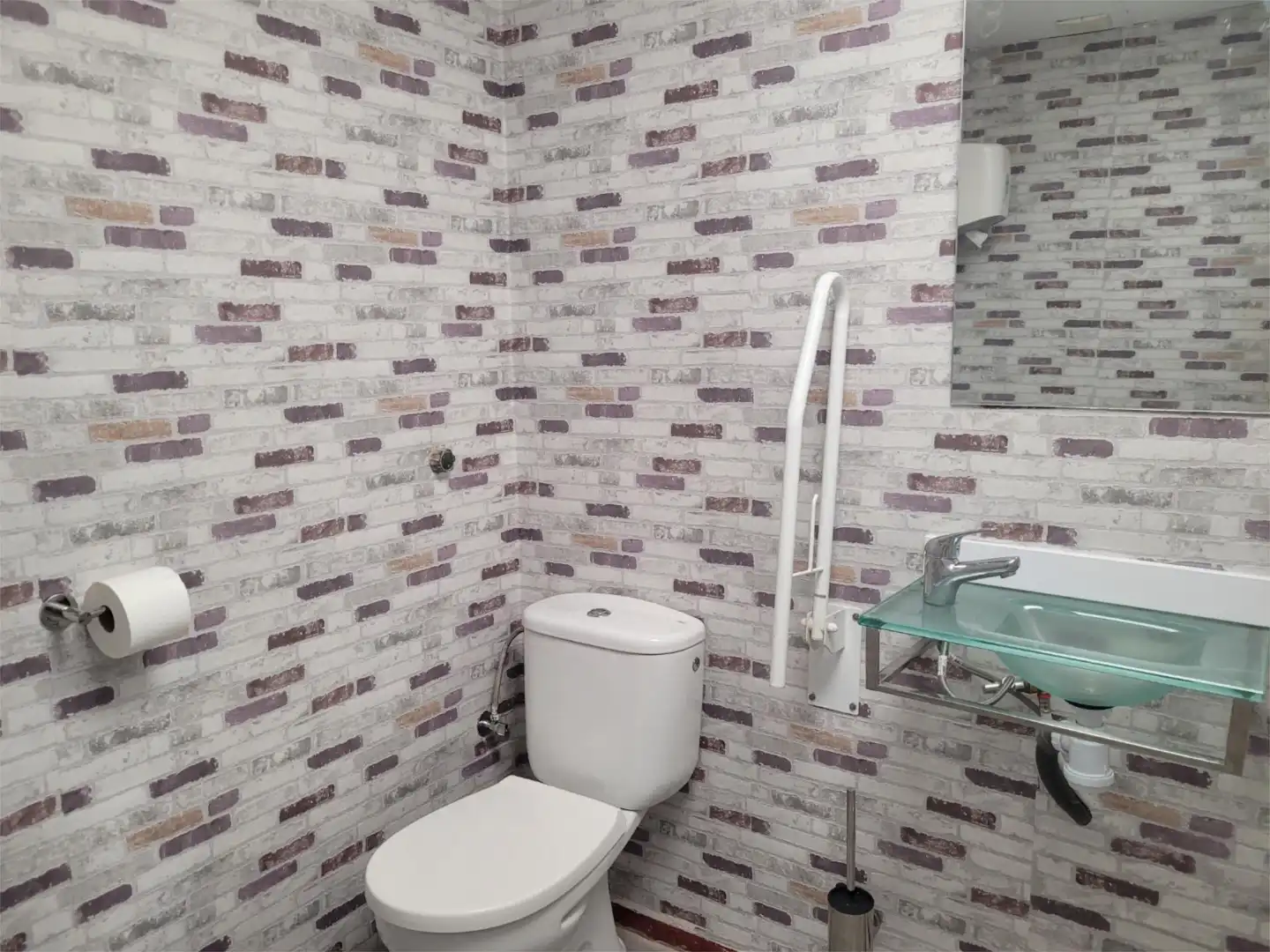 Commercial properties for rent in Avinguda del Primer de Maig, 36, L'Hort de Senabre Bathroom of Commercial properties for rent in Valencia with Air Conditioner and Furnished