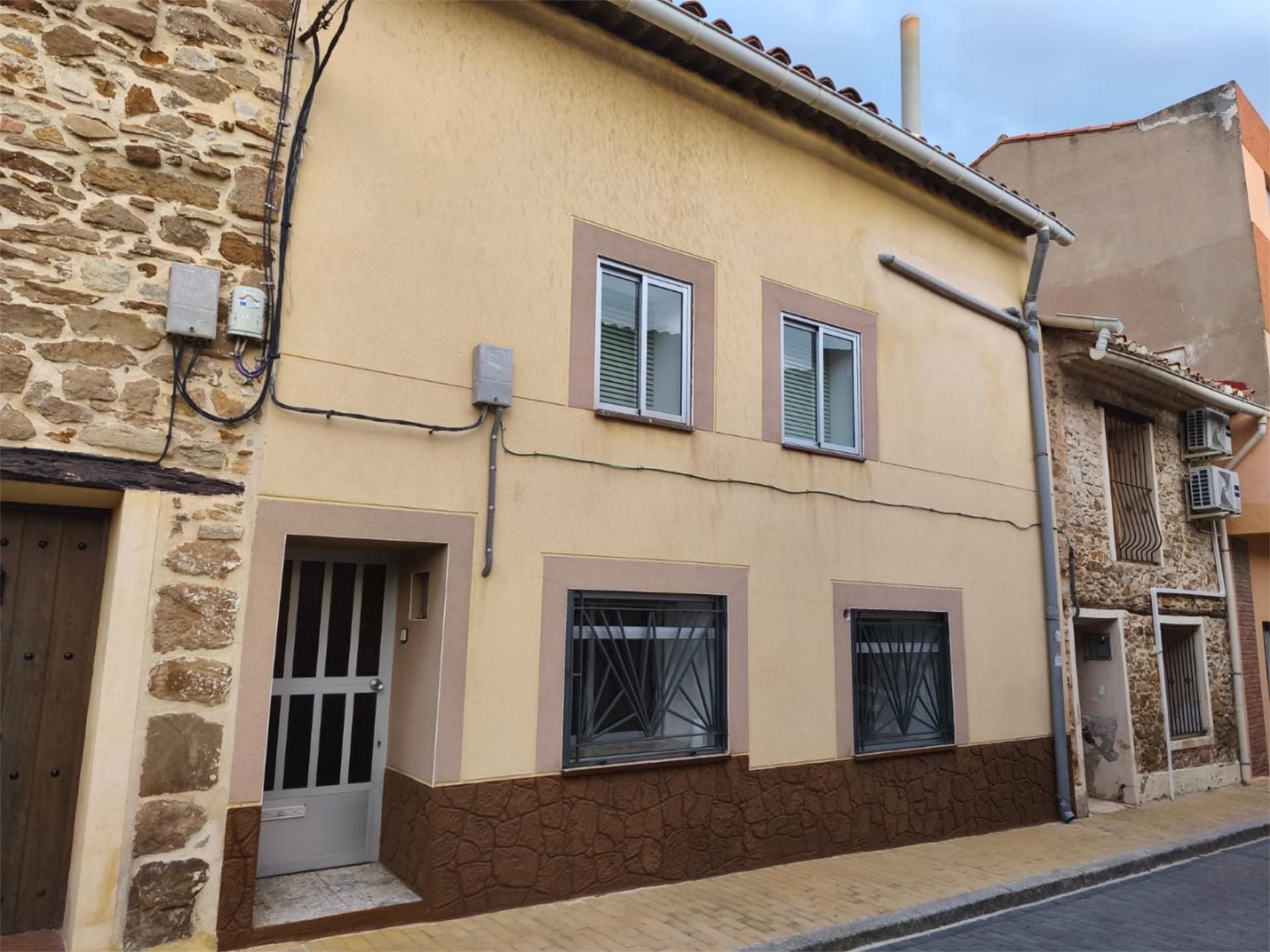Exterior view of Single-family semi-detached for sale in Escucha  with Heating, Terrace and Furnished