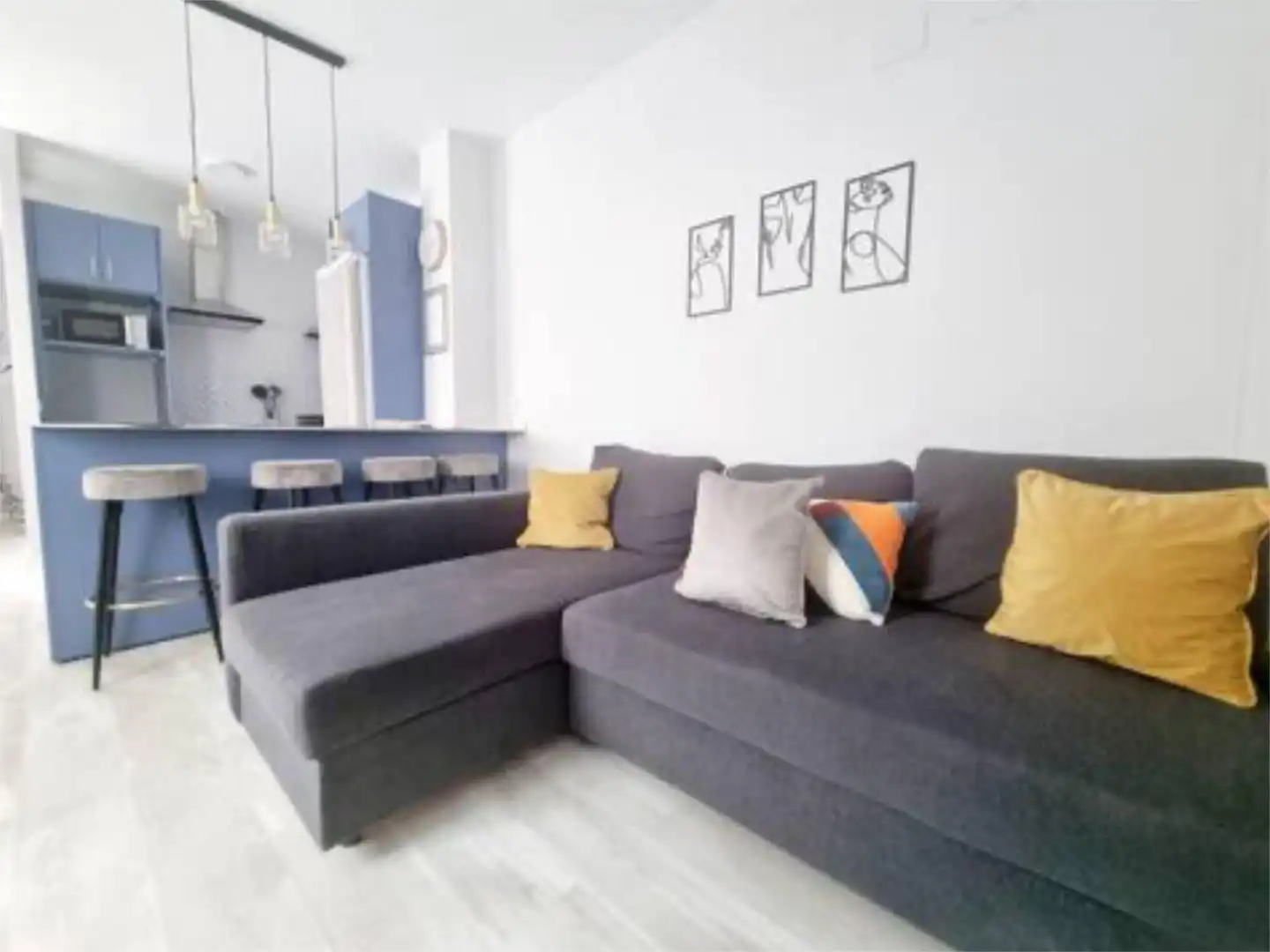 Living room of Flat for sale in Sevilla  with Air Conditioner, Parquet flooring and Furnished