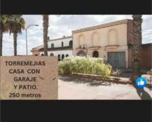 Vista exterior de Casa o xalet en venda en Torremejía amb Calefacció, Jardí privat i Traster