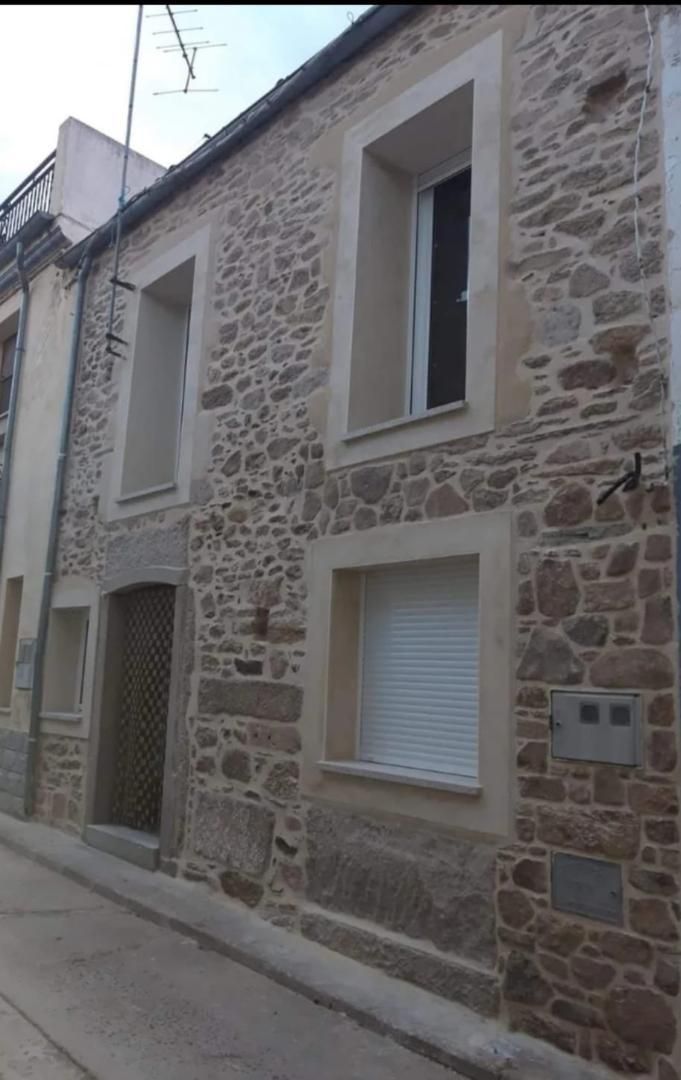 Vista exterior de Casa adosada en venda en Hinojosa de Duero amb Moblat