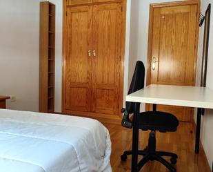 Dormitori de Casa o xalet per a compartir en Alcalá de Henares amb Calefacció, Jardí privat i Parquet