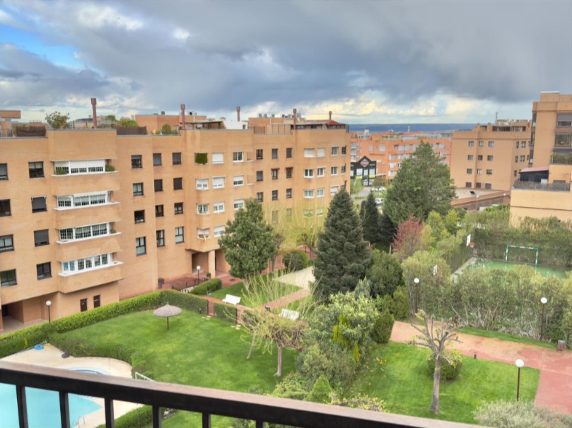Vista exterior de Estudi en venda en  Madrid Capital amb Aire condicionat, Calefacció i Moblat