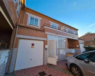 Vista exterior de Casa o xalet en venda en Tariego de Cerrato amb Calefacció, Jardí privat i Terrassa