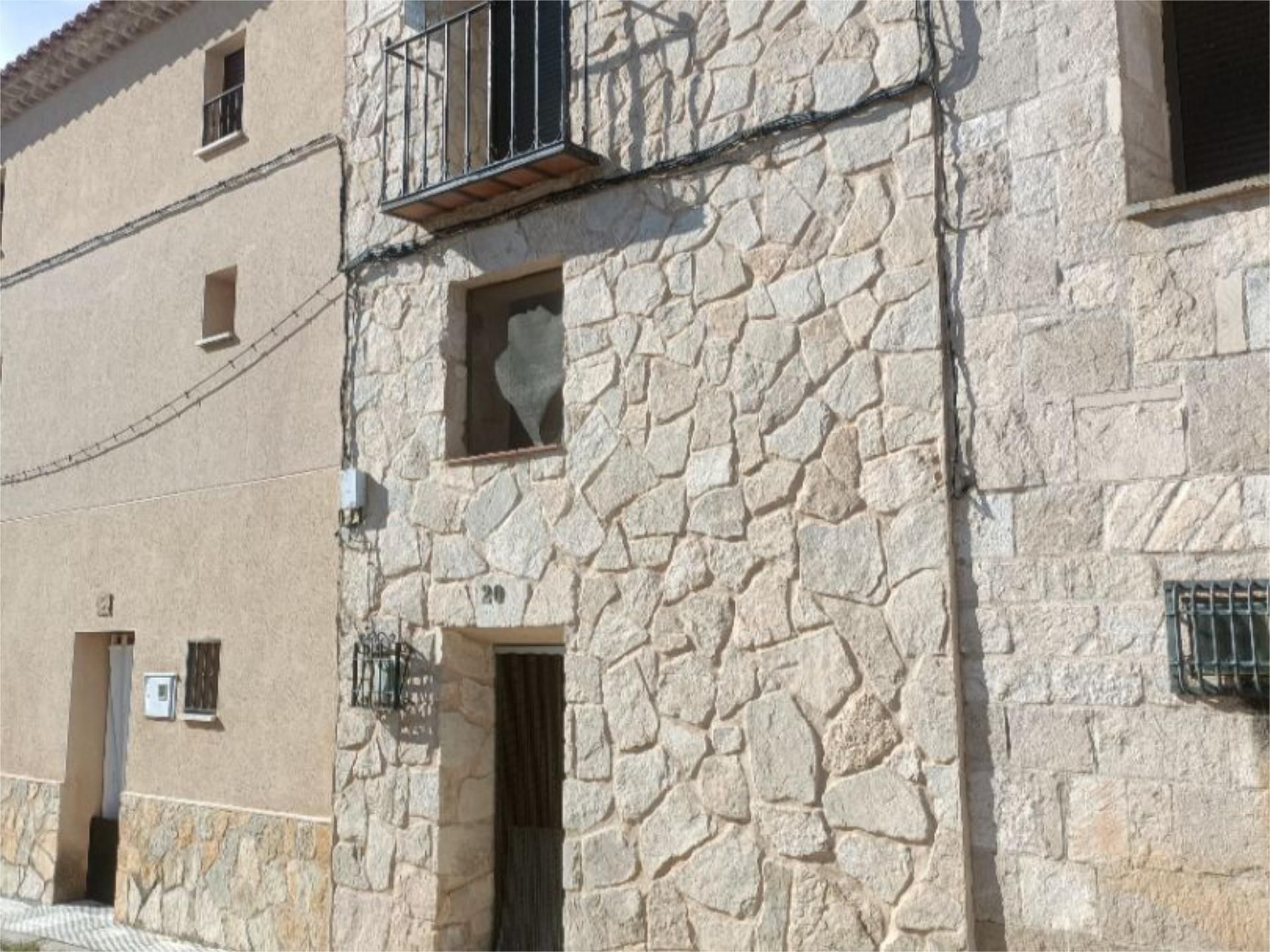 Vista exterior de Casa adosada en venda en Priego amb Balcó