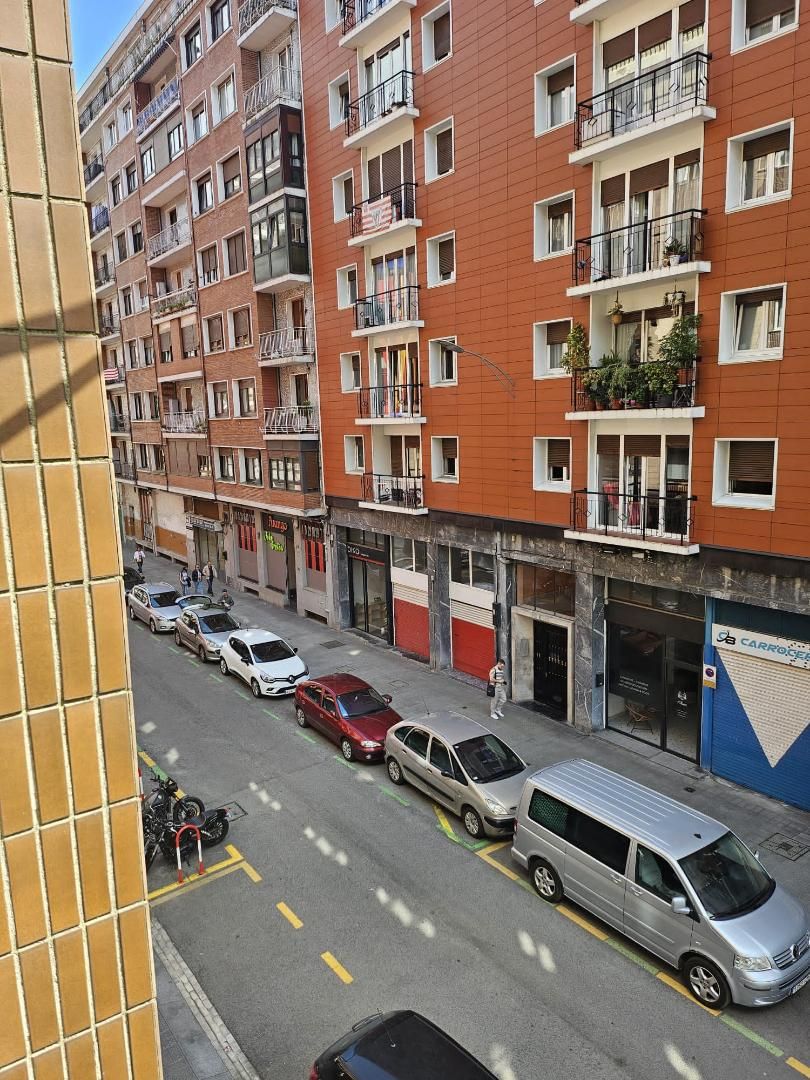 Vista exterior de Pis en venda en Bilbao  amb Moblat, Forn i Rentadora