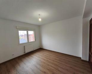 Bedroom of Flat to rent in Oviedo   with Heating, Parquet flooring and Community parking
