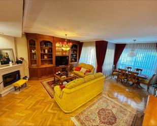 Living room of Single-family semi-detached for sale in  Madrid Capital  with Air Conditioner, Terrace and Swimming Pool