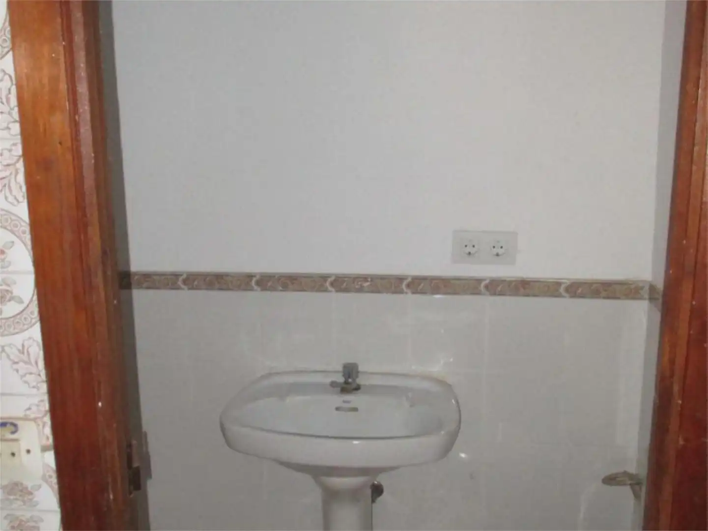 Badezimmer von Erdgeschoss zum Verkauf in Constantina mit Terrasse