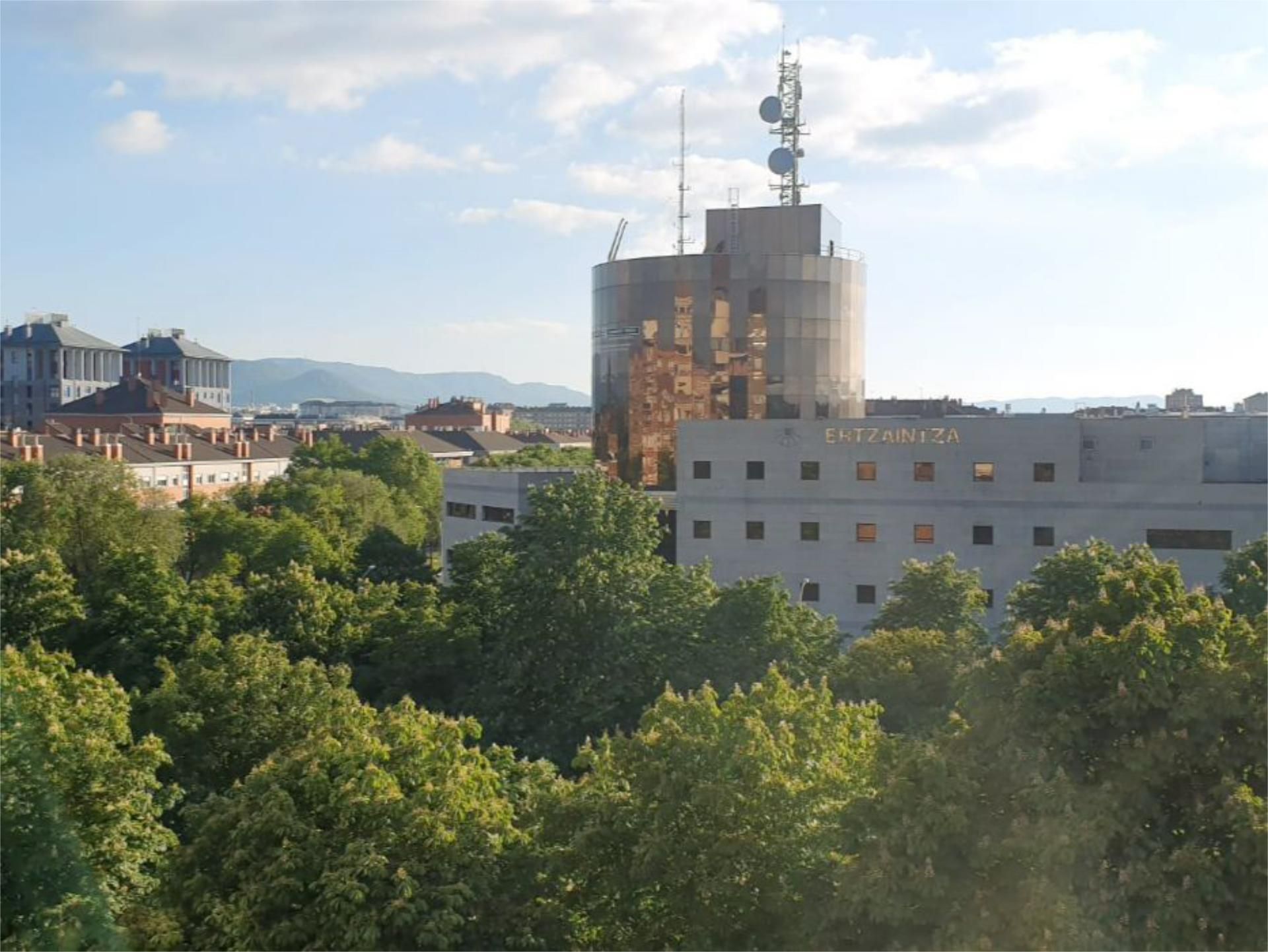 Vista exterior de Piso en venta en Vitoria - Gasteiz con Terraza y Balcón