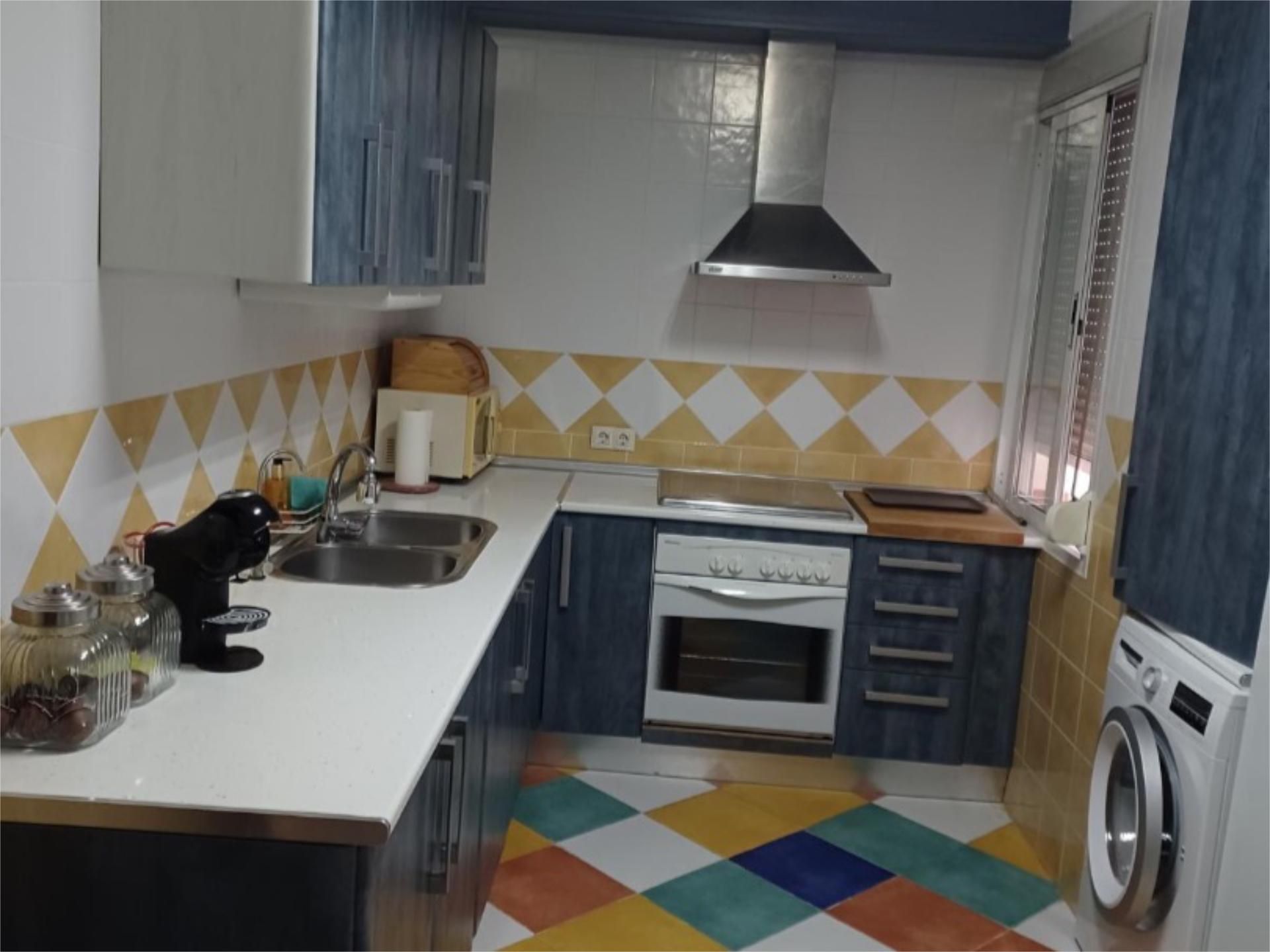 Cuina de Pis de lloguer en Benalmádena amb Aire condicionat, Terrassa i Balcó