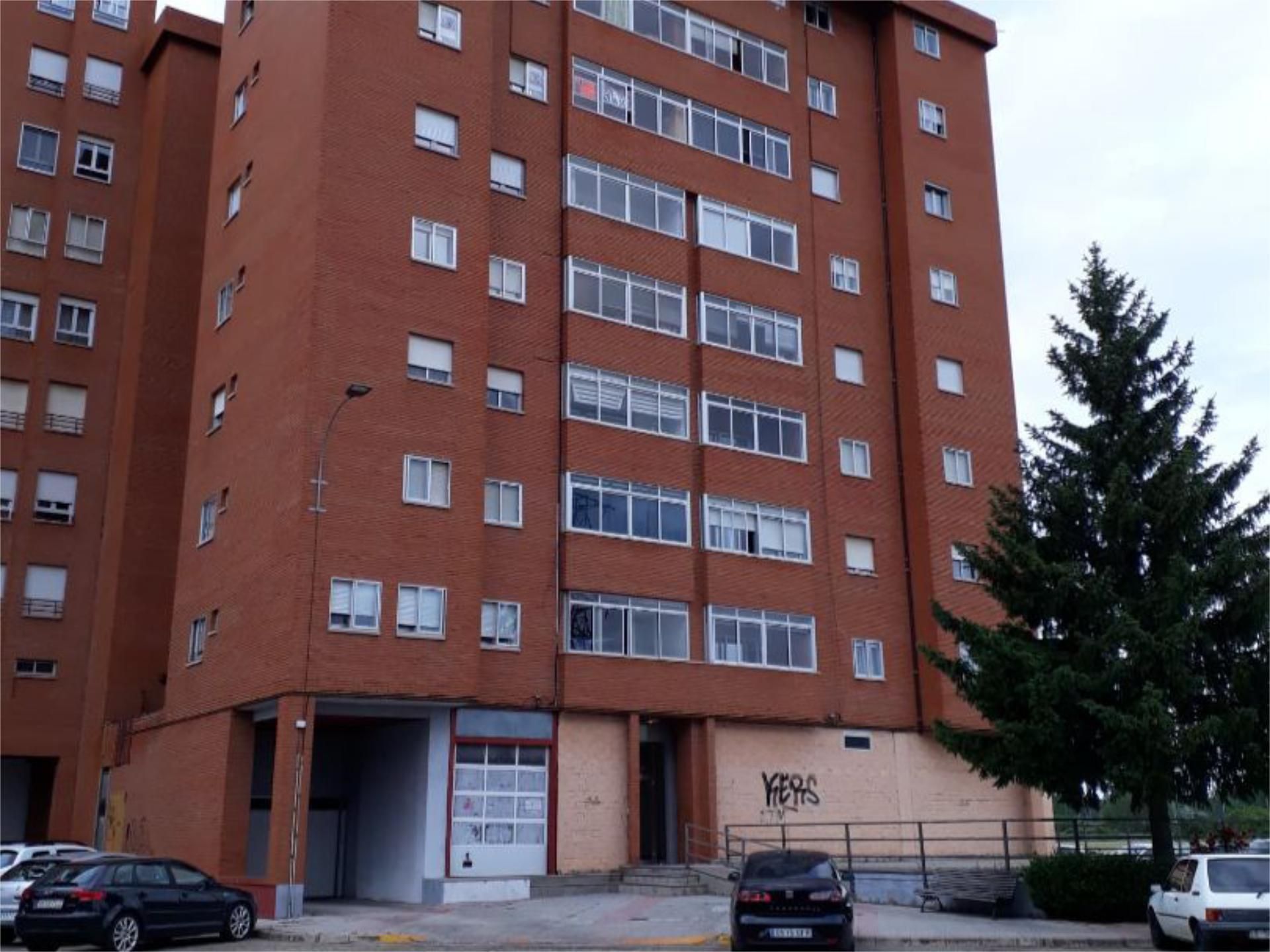 Vista exterior de Pis en venda en León Capital  amb Calefacció, Parquet i Terrassa