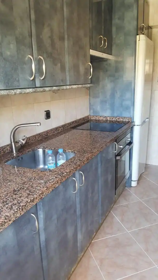 Wohnung zur Miete in Avenida de Los Maristas, 11, La Platina- Hospital - Campus Küche von Wohnung zur Miete in Salamanca Capital mit Terrasse und Balkon