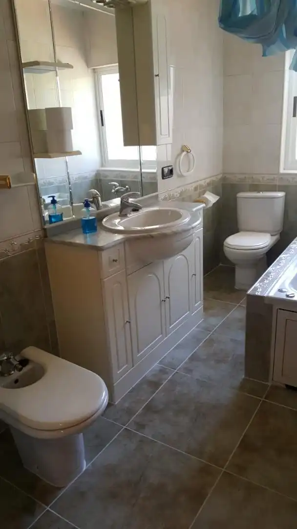 Wohnung zur Miete in Avenida de Los Maristas, 11, La Platina- Hospital - Campus Badezimmer von Wohnung zur Miete in Salamanca Capital mit Terrasse und Balkon