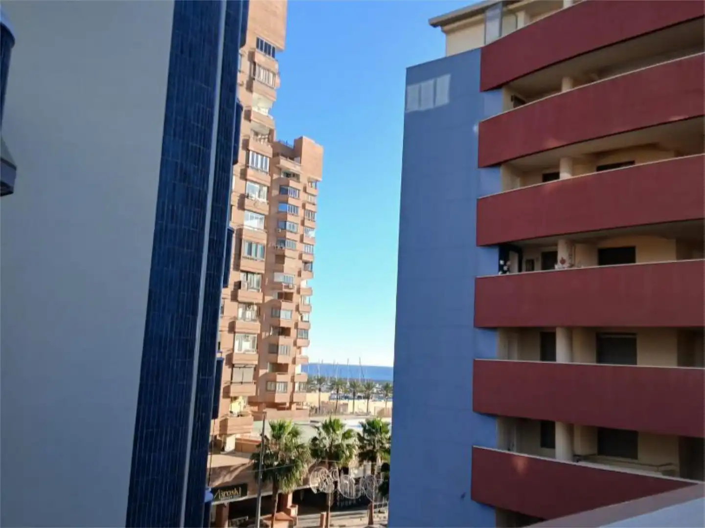 Àtic en venda a Calle del Capitán, 37, Puerto Deportivo Vista exterior de Àtic en venda en Fuengirola amb Aire condicionat, Terrassa i Balcó