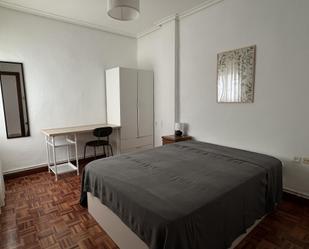 Bedroom of Flat to share in  Logroño  with Heating, Parquet flooring and Furnished