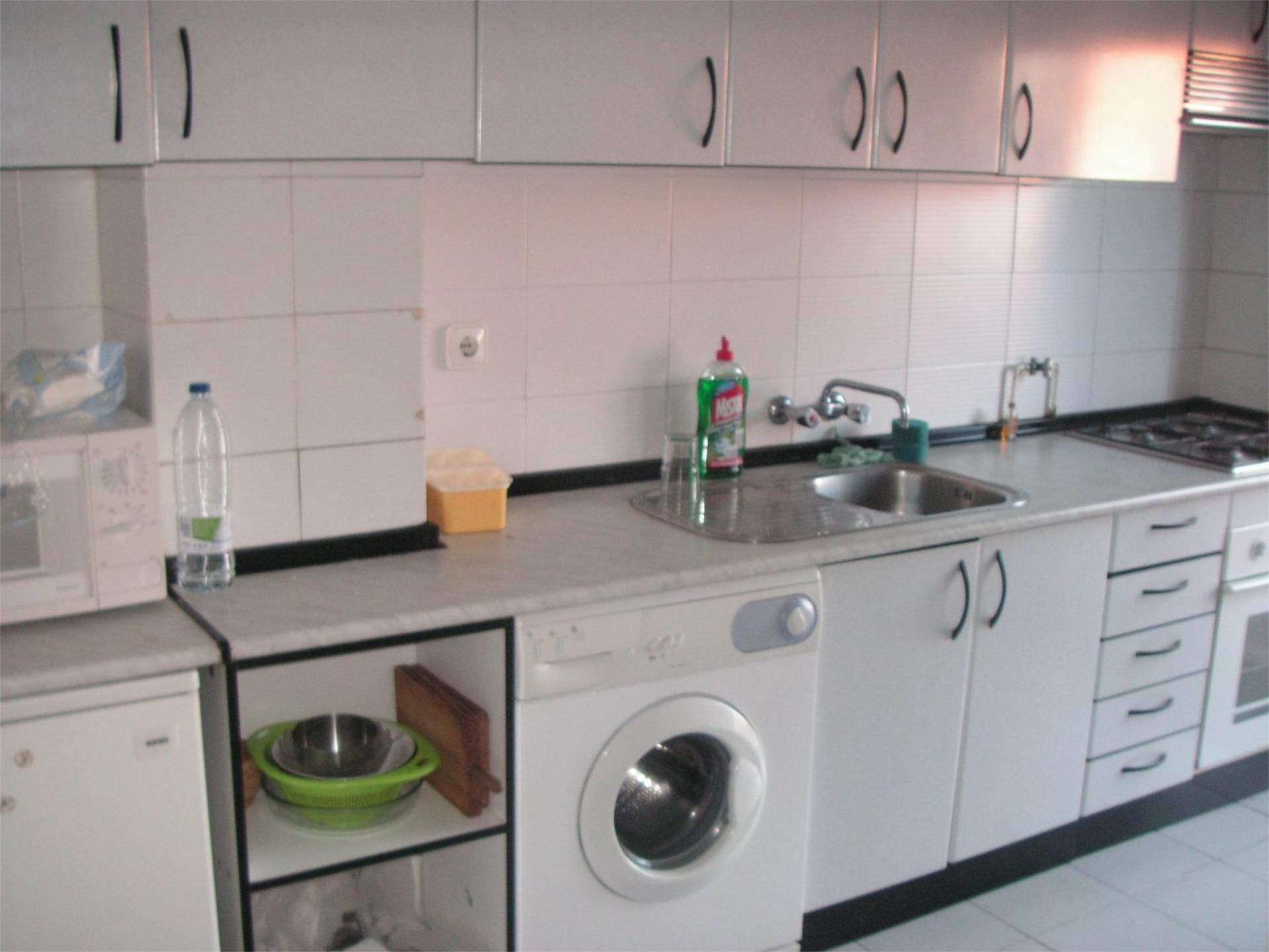 Kitchen of Flat to share in Tres Cantos  with Heating, Private garden and Parquet flooring