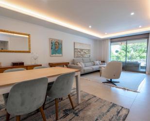 Sala d'estar de Pis en venda en Pozuelo de Alarcón amb Aire condicionat, Terrassa i Piscina