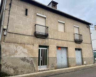 Vista exterior de Casa o xalet en venda en Cacabelos amb Terrassa i Balcó