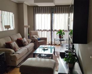 Sala d'estar de Pis en venda en Oviedo  amb Calefacció, Jardí privat i Parquet