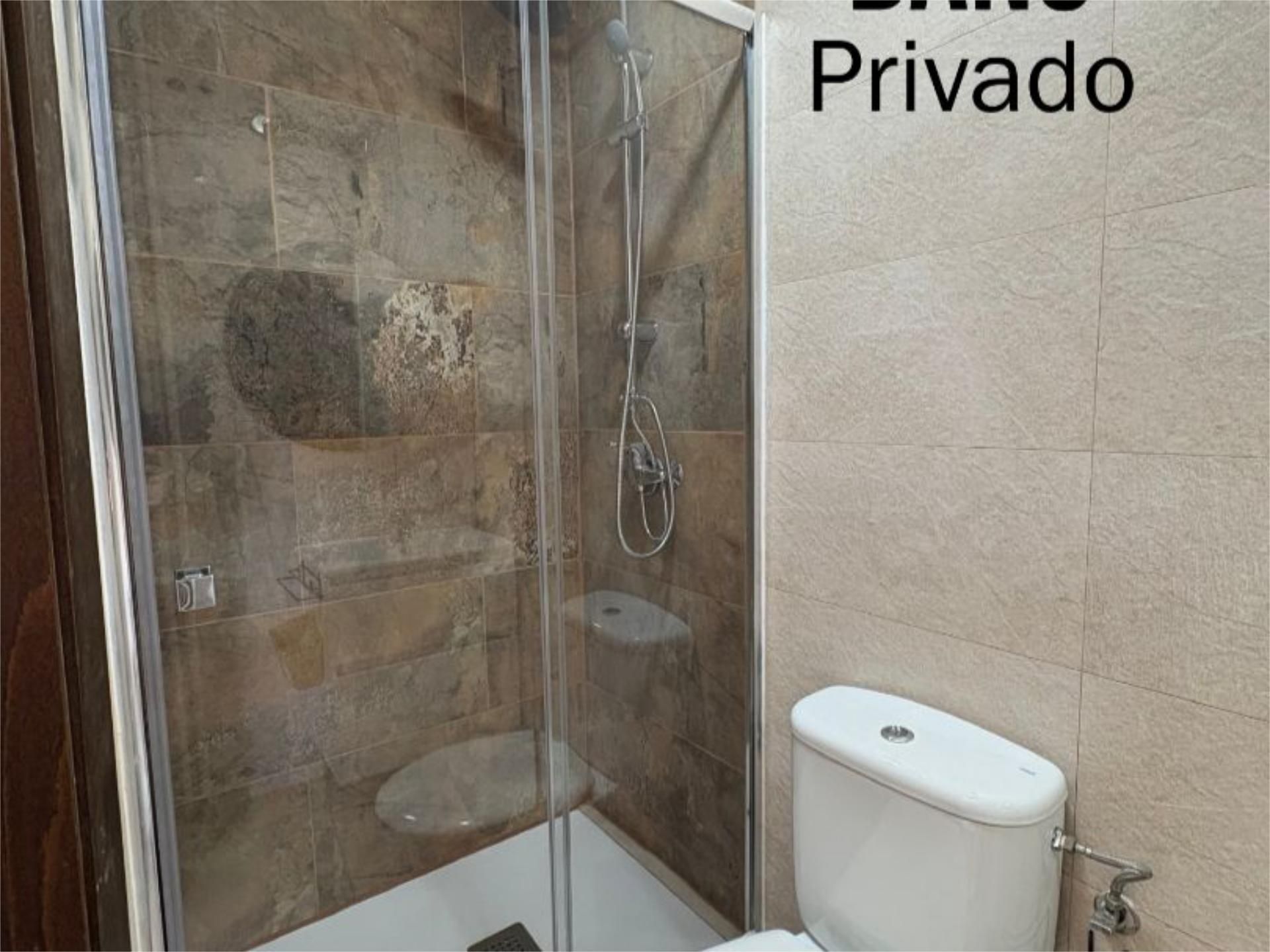 Bathroom of Flat to share in Fuenlabrada  with Air Conditioner, Heating and Private garden