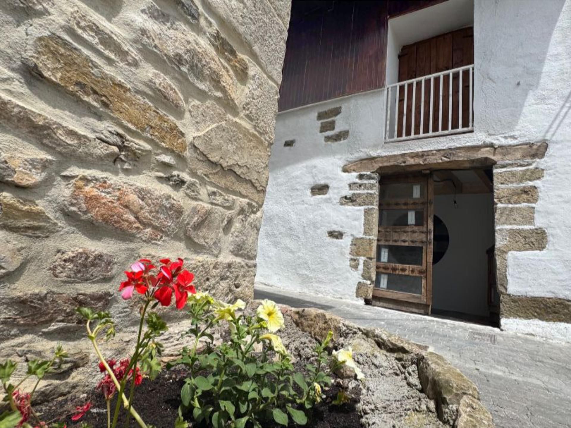 Vista exterior de Casa adosada en venda en Odieta amb Balcó