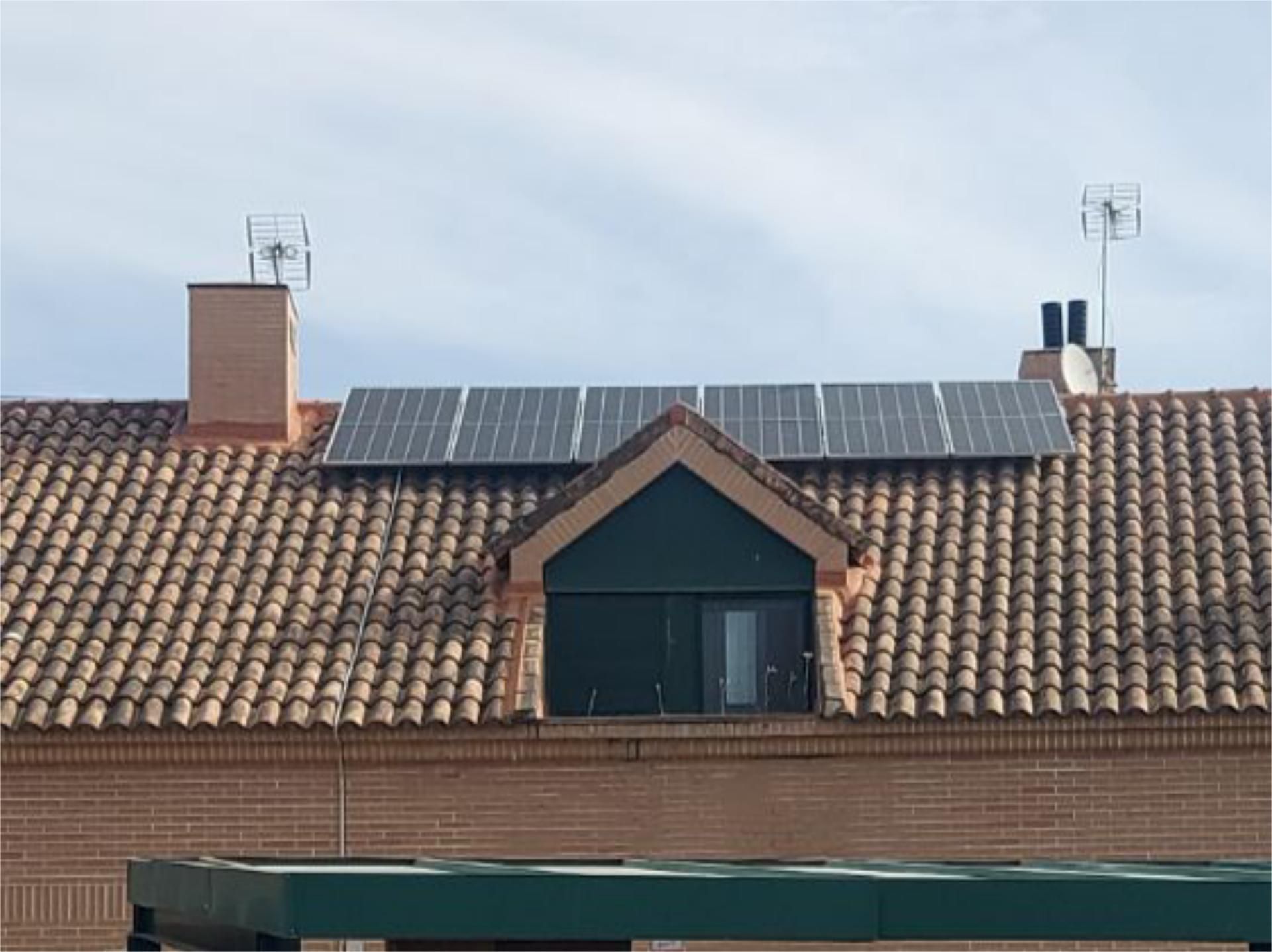 Vista exterior de Casa adosada en venda en Escalona amb Aire condicionat, Terrassa i Balcó